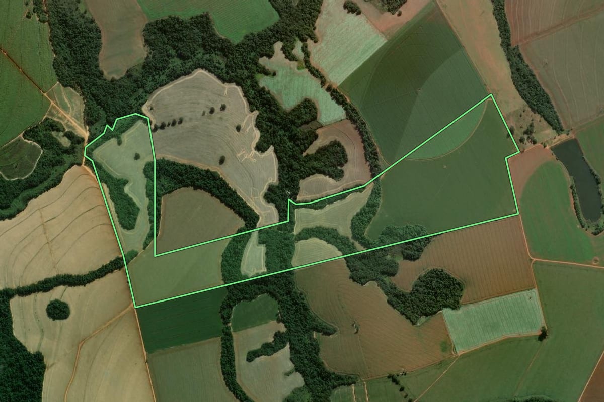 Imagem de satélite do imóvel rural em Itapeva (SP), com o contorno declarado no CAR desenhado por cima.