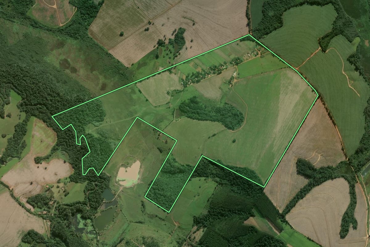 Imagem de satélite do imóvel rural em Itapeva (SP), com o contorno declarado no CAR desenhado por cima.