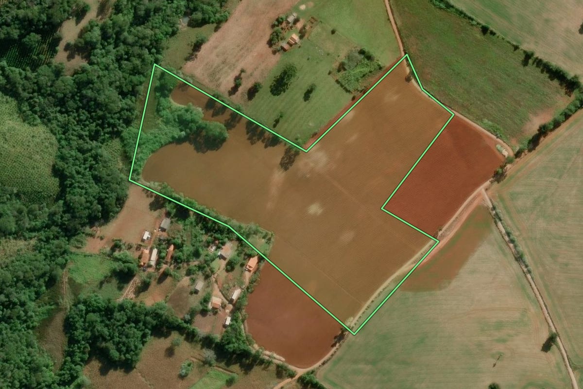 Imagem de satélite do imóvel rural em Itapeva (SP), com o contorno declarado no CAR desenhado por cima.