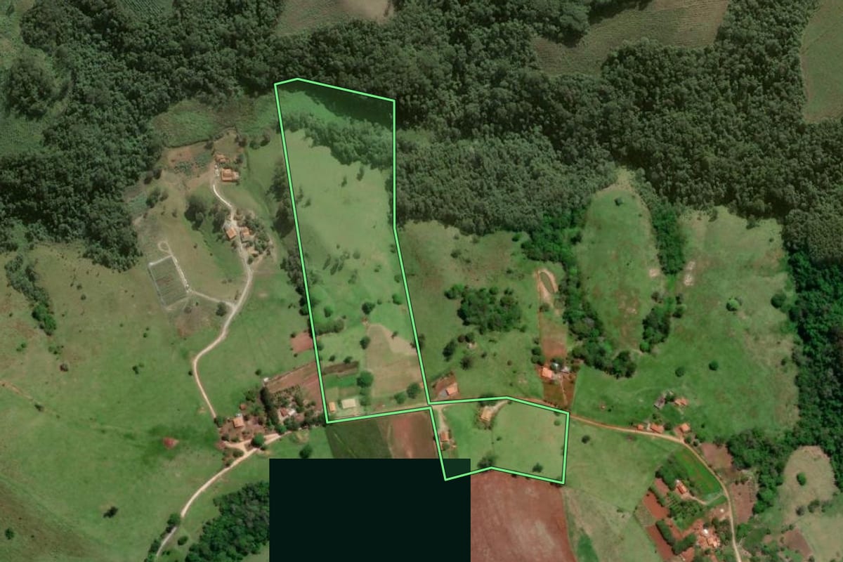 Imagem de satélite do imóvel rural em Itapeva (SP), com o contorno declarado no CAR desenhado por cima.