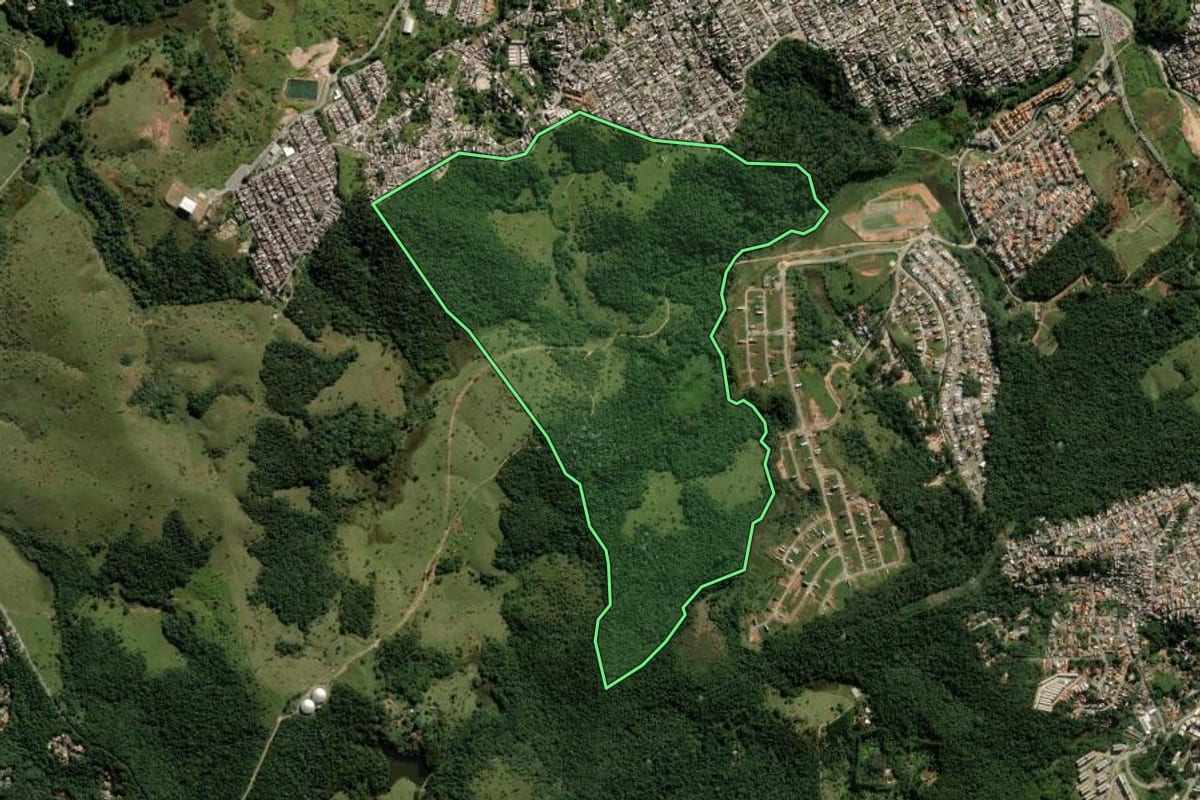 Imagem de satélite do imóvel rural em Itapevi (SP), com o contorno declarado no CAR desenhado por cima.