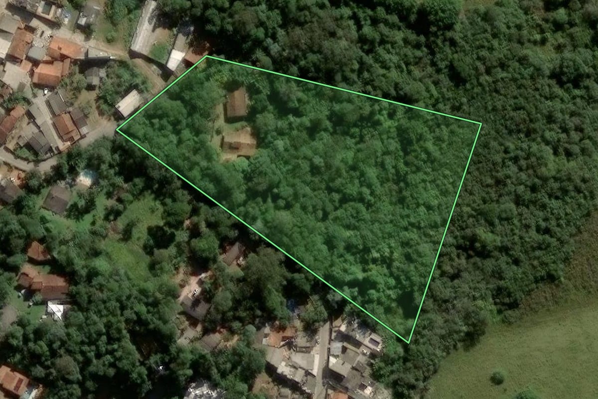 Imagem de satélite do imóvel rural em Itapevi (SP), com o contorno declarado no CAR desenhado por cima.