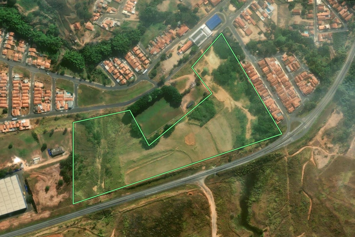 Imagem de satélite do imóvel rural em Itapira (SP), com o contorno declarado no CAR desenhado por cima.