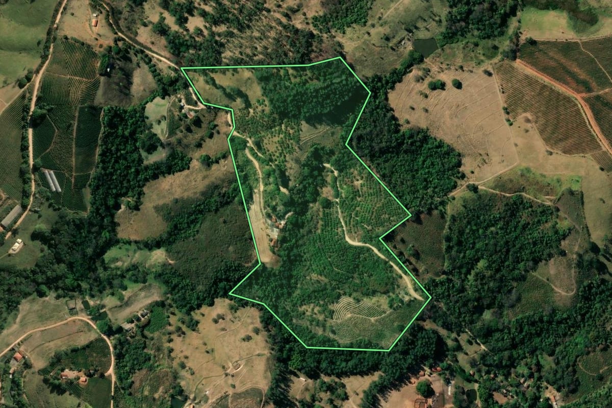 Imagem de satélite do imóvel rural em Itapira (SP), com o contorno declarado no CAR desenhado por cima.