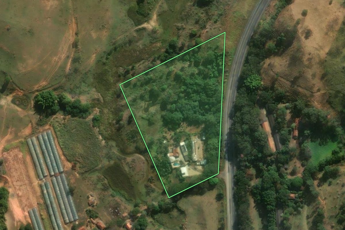 Imagem de satélite do imóvel rural em Itapira (SP), com o contorno declarado no CAR desenhado por cima.