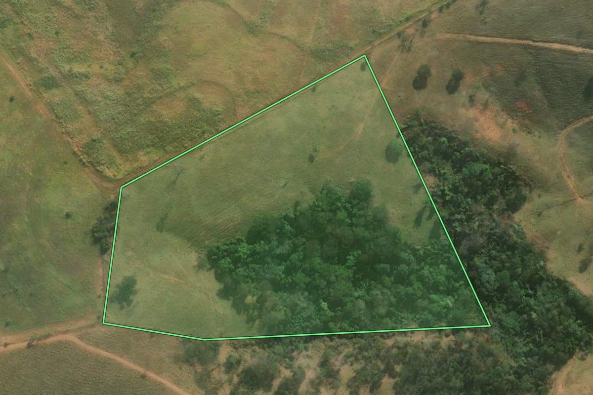Imagem de satélite do imóvel rural em Itapira (SP), com o contorno declarado no CAR desenhado por cima.