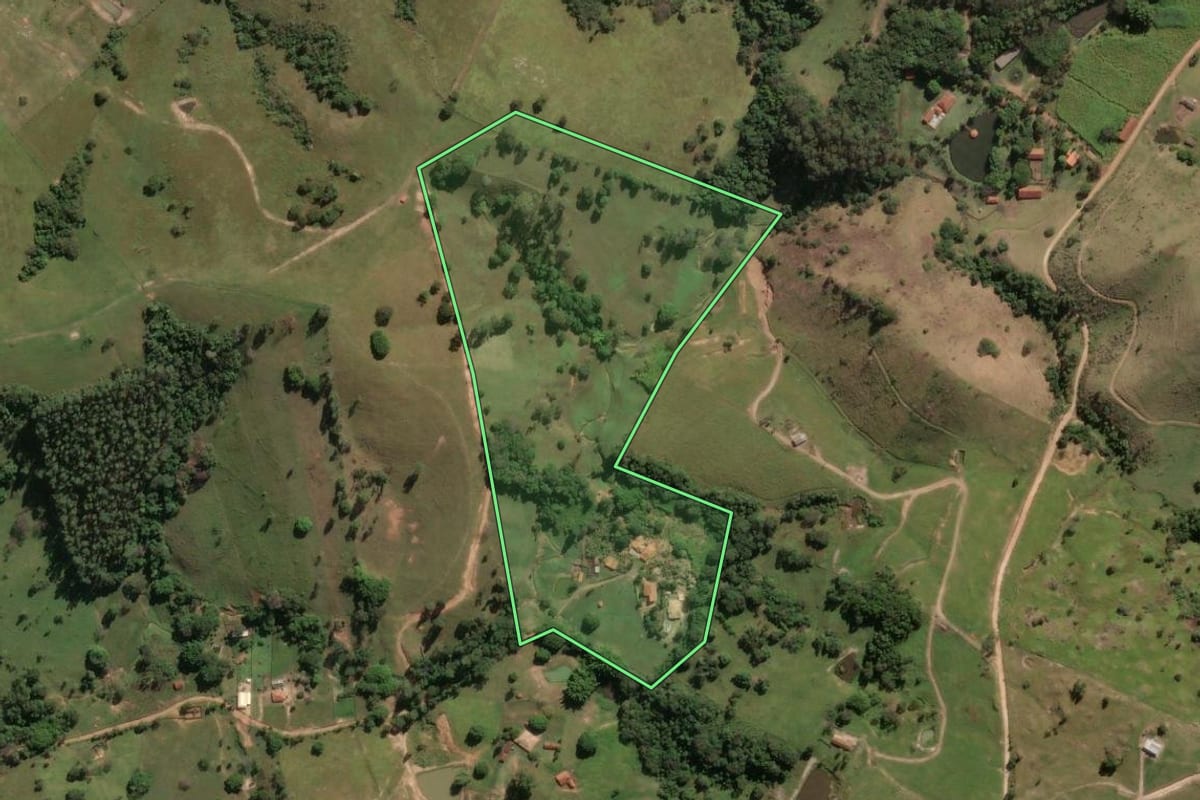 Imagem de satélite do imóvel rural em Itapira (SP), com o contorno declarado no CAR desenhado por cima.