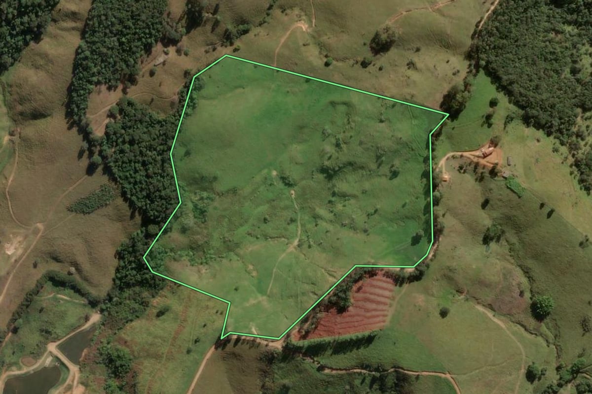Imagem de satélite do imóvel rural em Itapira (SP), com o contorno declarado no CAR desenhado por cima.