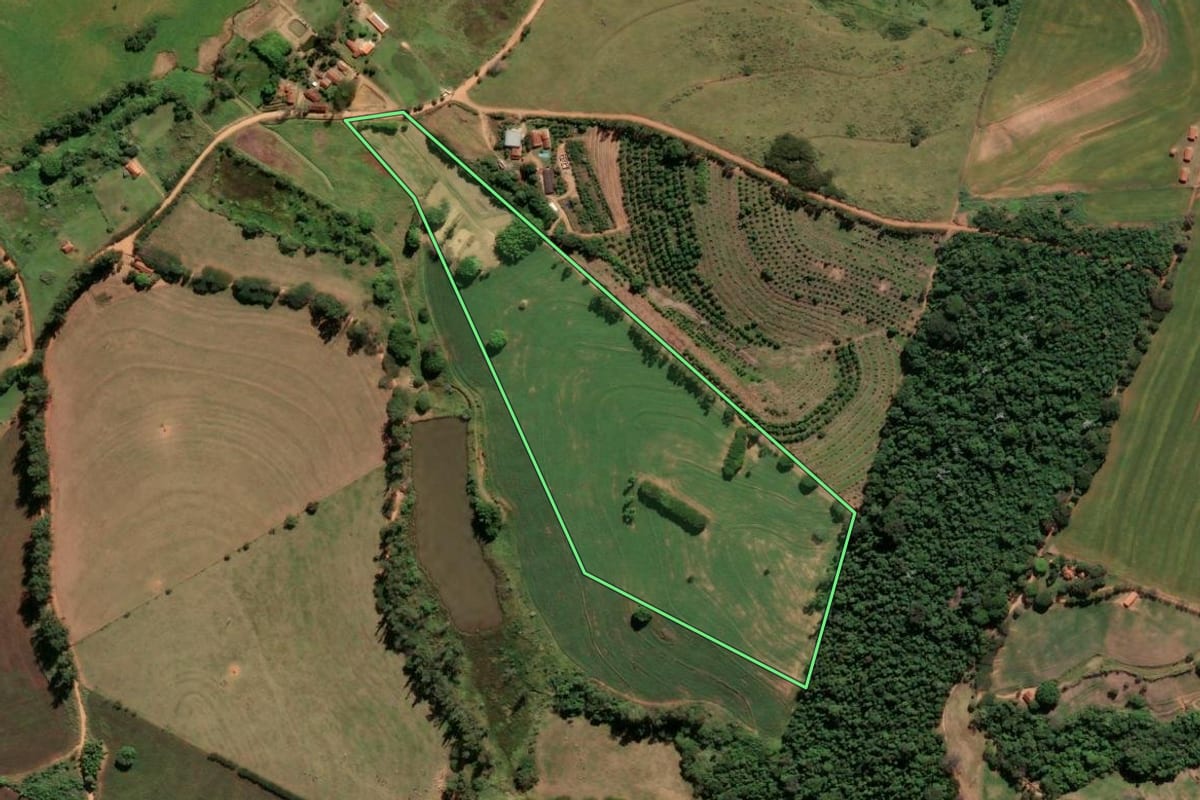 Imagem de satélite do imóvel rural em Itapira (SP), com o contorno declarado no CAR desenhado por cima.