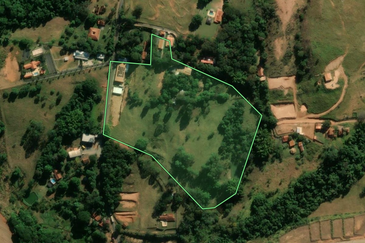 Imagem de satélite do imóvel rural em Itapira (SP), com o contorno declarado no CAR desenhado por cima.