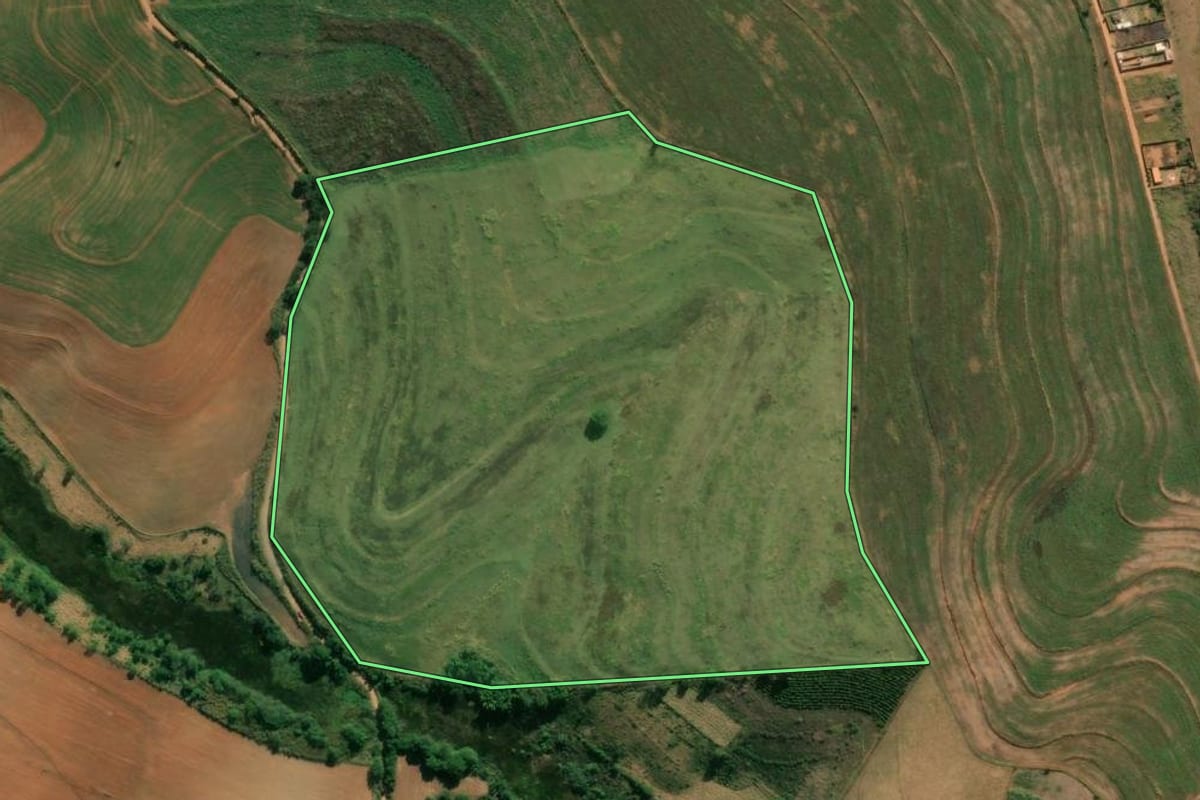 Imagem de satélite do imóvel rural em Itapira (SP), com o contorno declarado no CAR desenhado por cima.