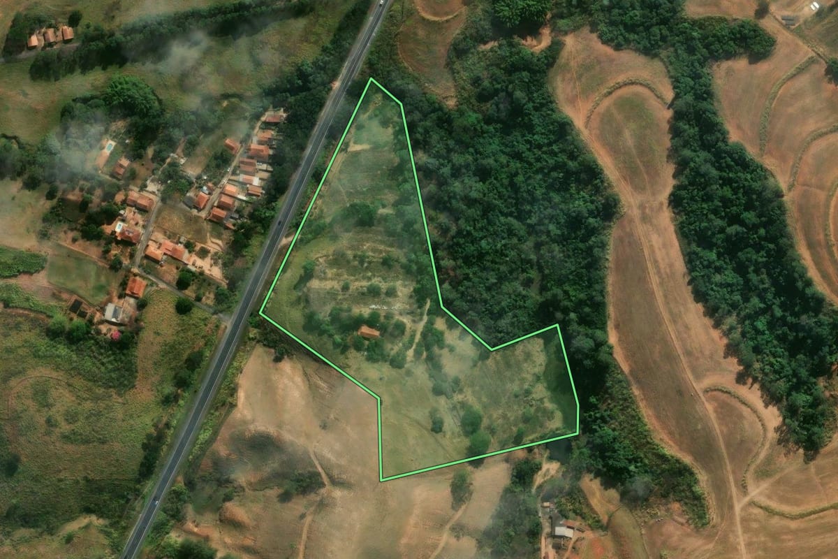 Imagem de satélite do imóvel rural em Itapira (SP), com o contorno declarado no CAR desenhado por cima.
