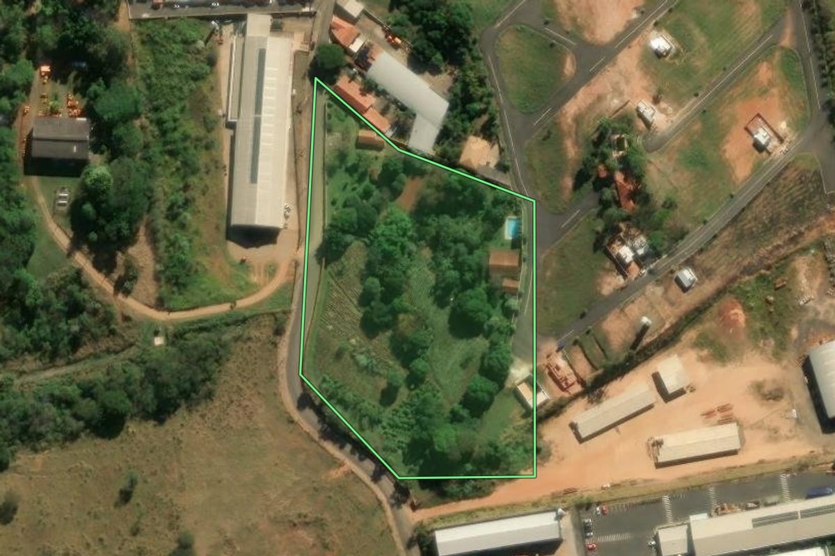 Imagem de satélite do imóvel rural em Itapira (SP), com o contorno declarado no CAR desenhado por cima.