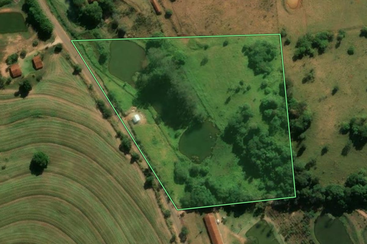 Imagem de satélite do imóvel rural em Itapira (SP), com o contorno declarado no CAR desenhado por cima.