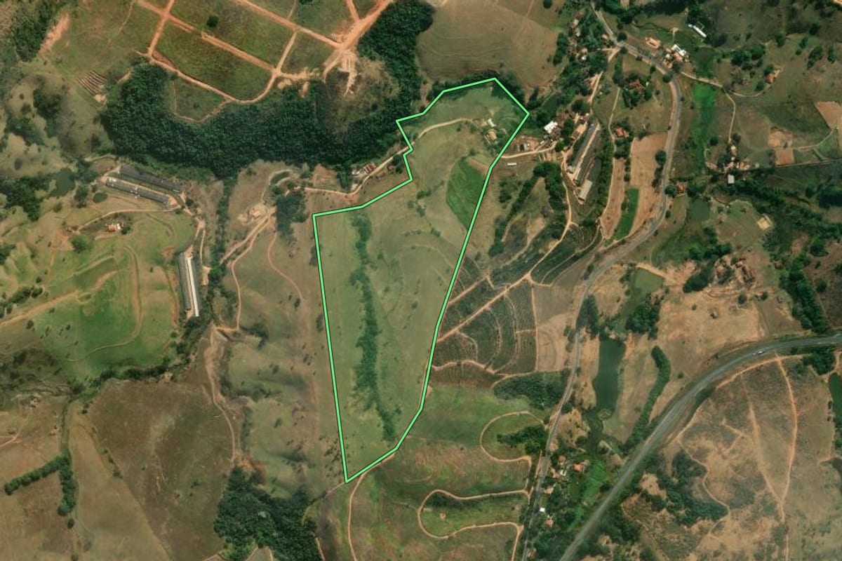Imagem de satélite do imóvel rural em Itapira (SP), com o contorno declarado no CAR desenhado por cima.