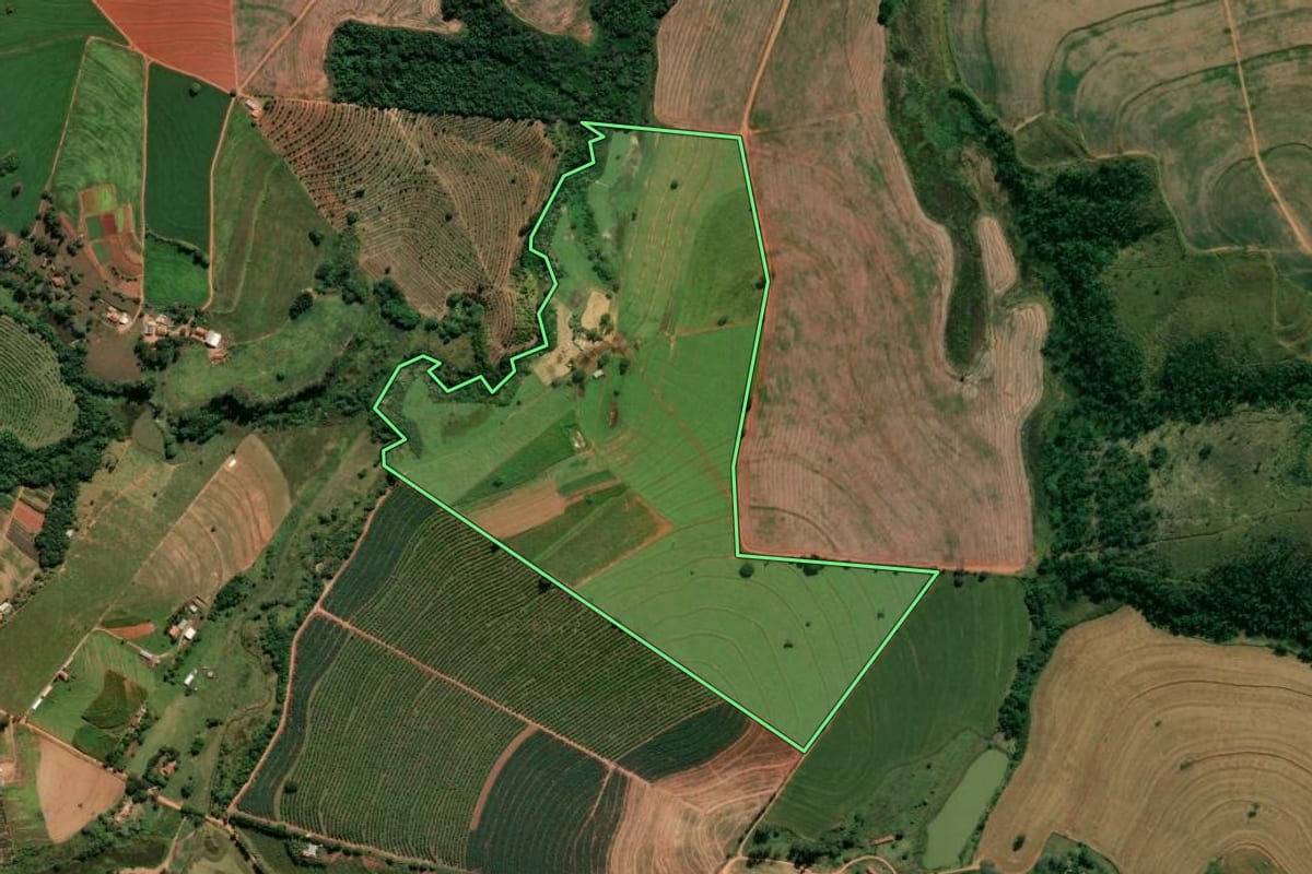 Imagem de satélite do imóvel rural em Itapira (SP), com o contorno declarado no CAR desenhado por cima.