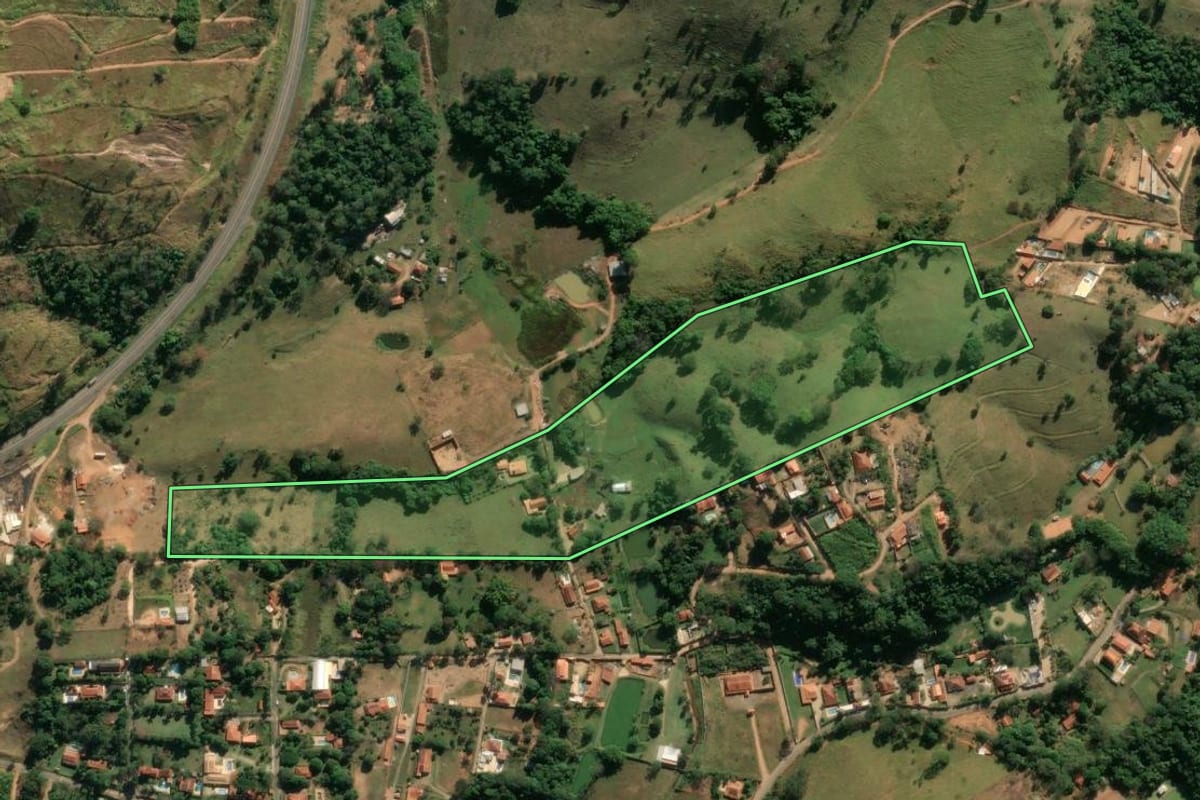 Imagem de satélite do imóvel rural em Itapira (SP), com o contorno declarado no CAR desenhado por cima.