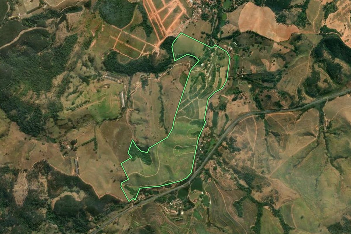 Imagem de satélite do imóvel rural em Itapira (SP), com o contorno declarado no CAR desenhado por cima.