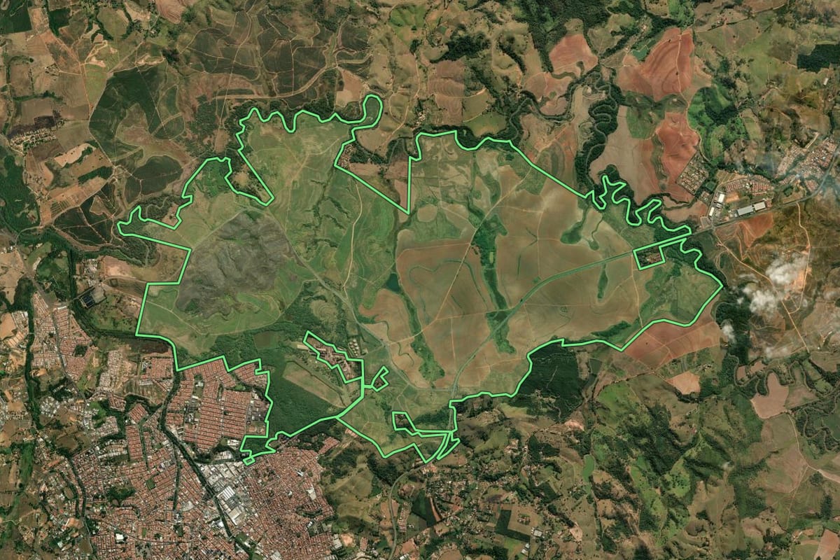 Imagem de satélite do imóvel rural em Itapira (SP), com o contorno declarado no CAR desenhado por cima.
