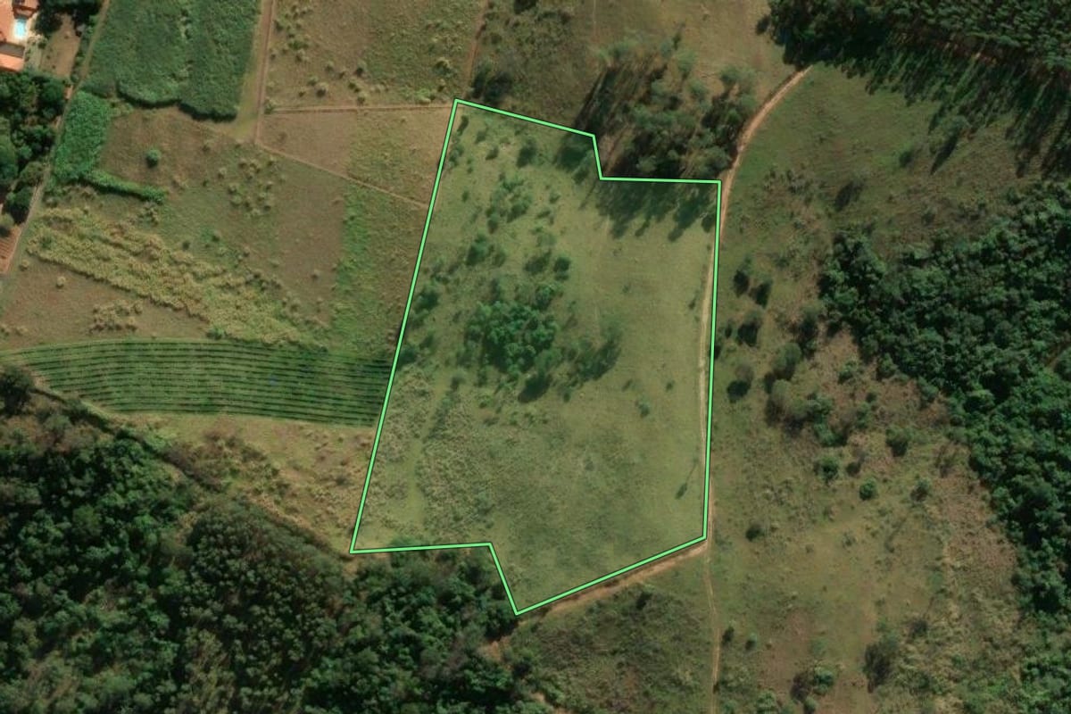 Imagem de satélite do imóvel rural em Itapira (SP), com o contorno declarado no CAR desenhado por cima.