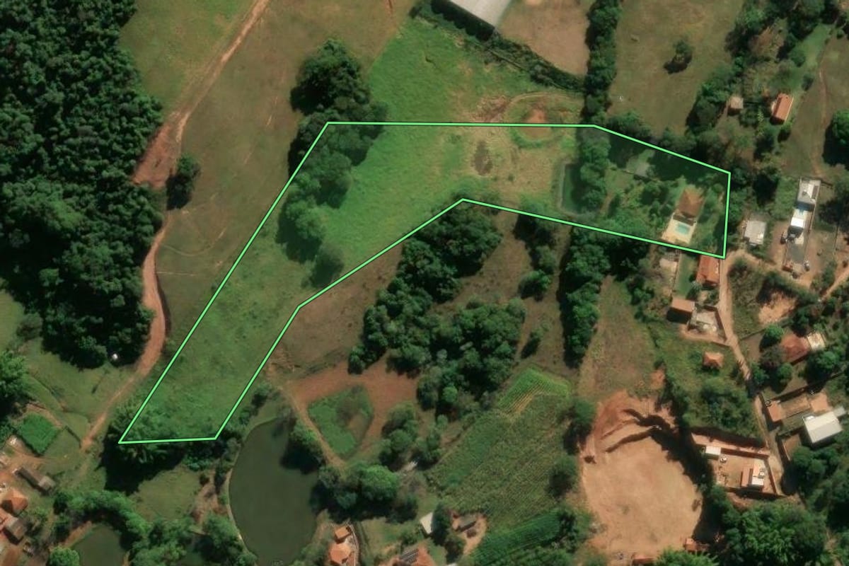 Imagem de satélite do imóvel rural em Itapira (SP), com o contorno declarado no CAR desenhado por cima.