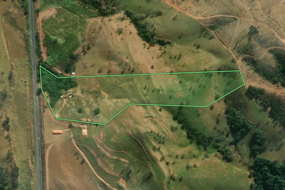 Imagem de satélite do imóvel rural em Itapira (SP), com o contorno declarado no CAR desenhado por cima.