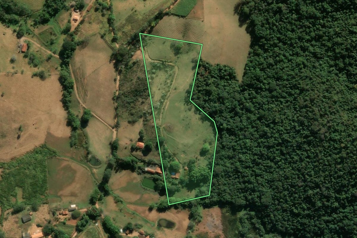Imagem de satélite do imóvel rural em Itapira (SP), com o contorno declarado no CAR desenhado por cima.