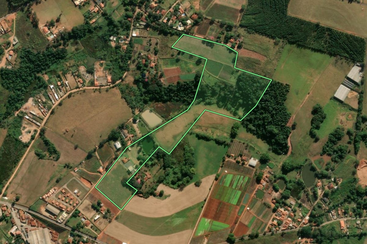 Imagem de satélite do imóvel rural em Itapira (SP), com o contorno declarado no CAR desenhado por cima.