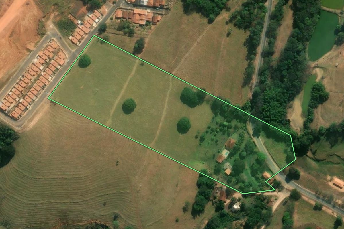 Imagem de satélite do imóvel rural em Itapira (SP), com o contorno declarado no CAR desenhado por cima.