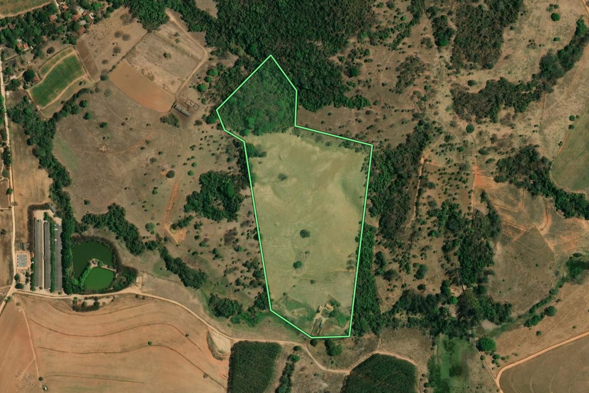 Imagem de satélite do imóvel rural em Itapira (SP), com o contorno declarado no CAR desenhado por cima.