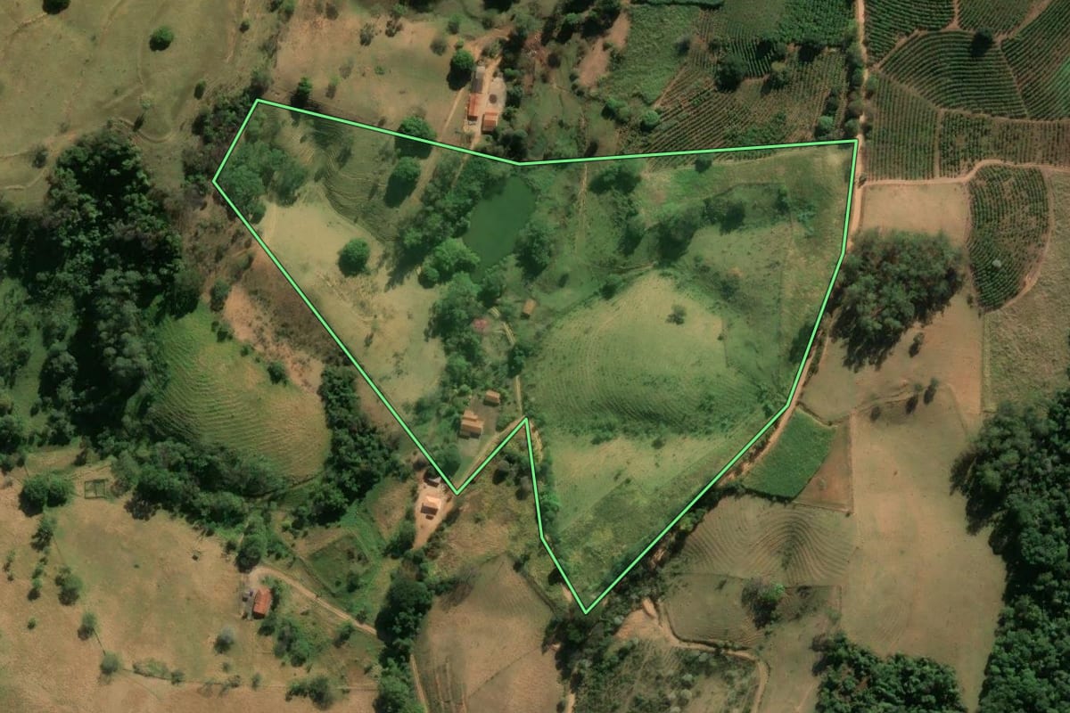 Imagem de satélite do imóvel rural em Itapira (SP), com o contorno declarado no CAR desenhado por cima.