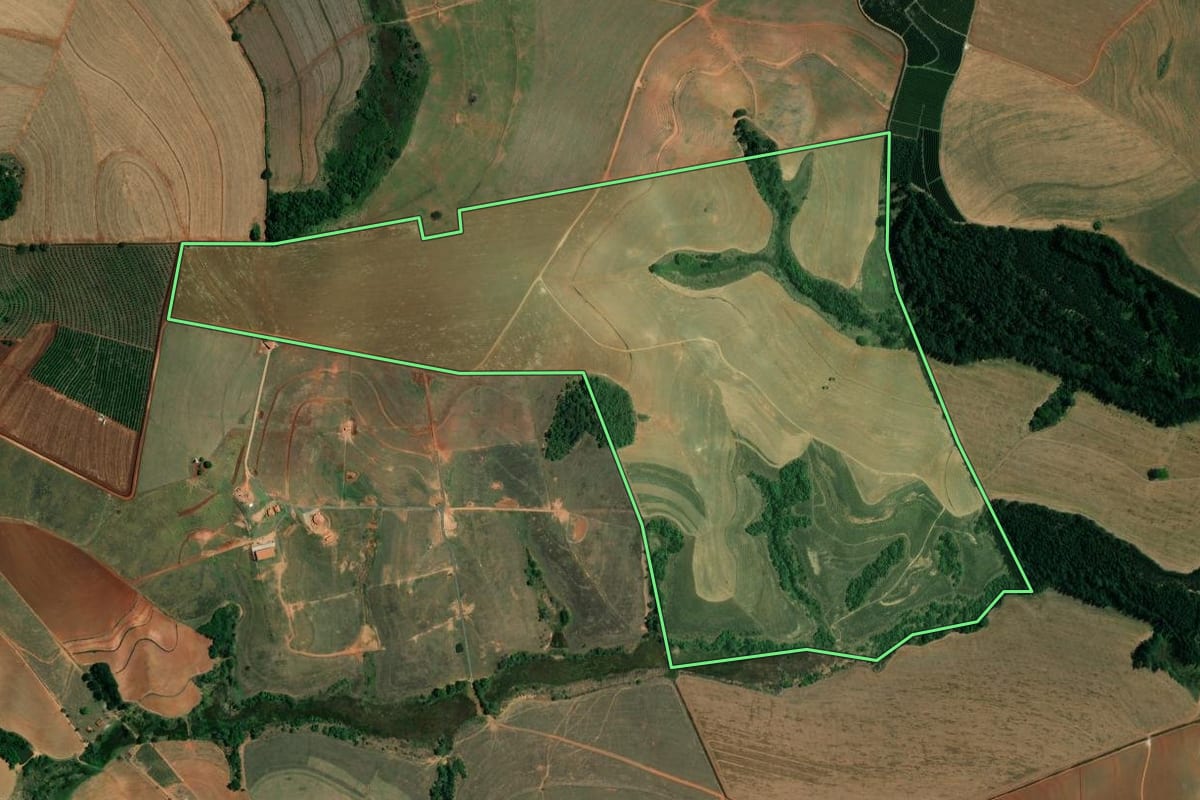 Imagem de satélite do imóvel rural em Itapira (SP), com o contorno declarado no CAR desenhado por cima.