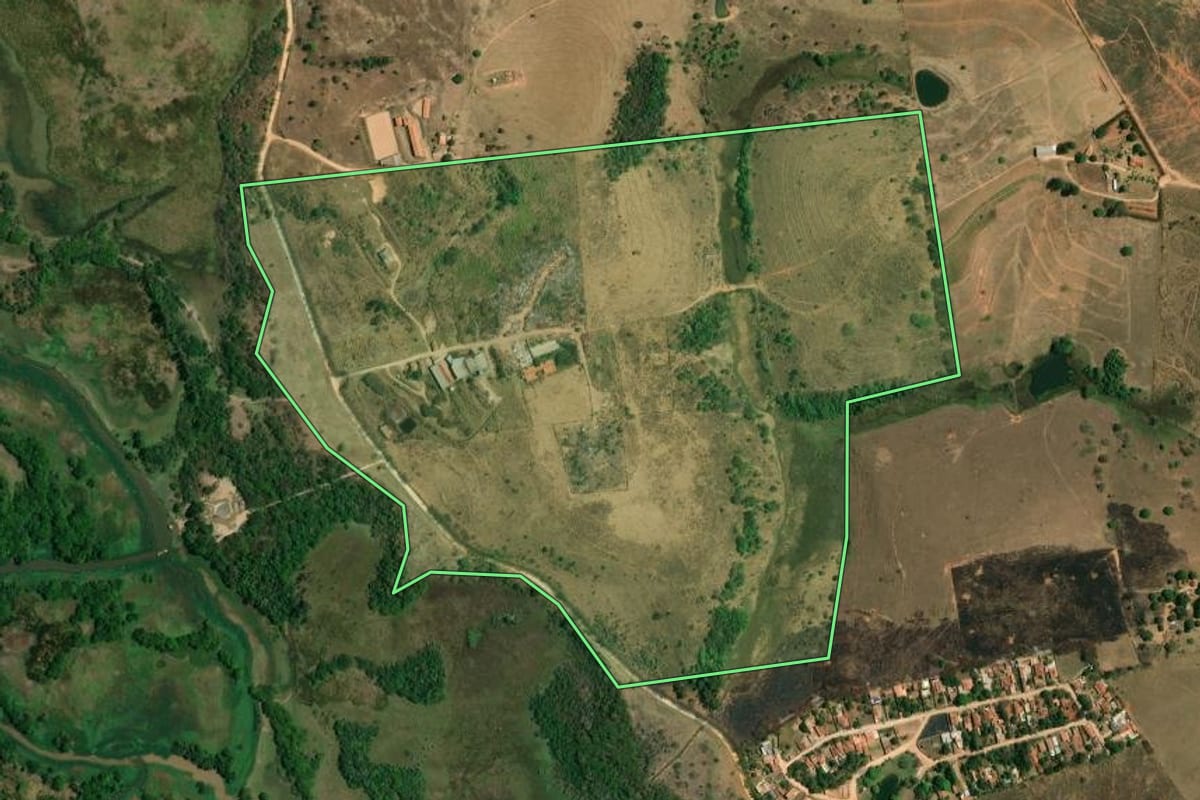 Imagem de satélite do imóvel rural em Itapira (SP), com o contorno declarado no CAR desenhado por cima.