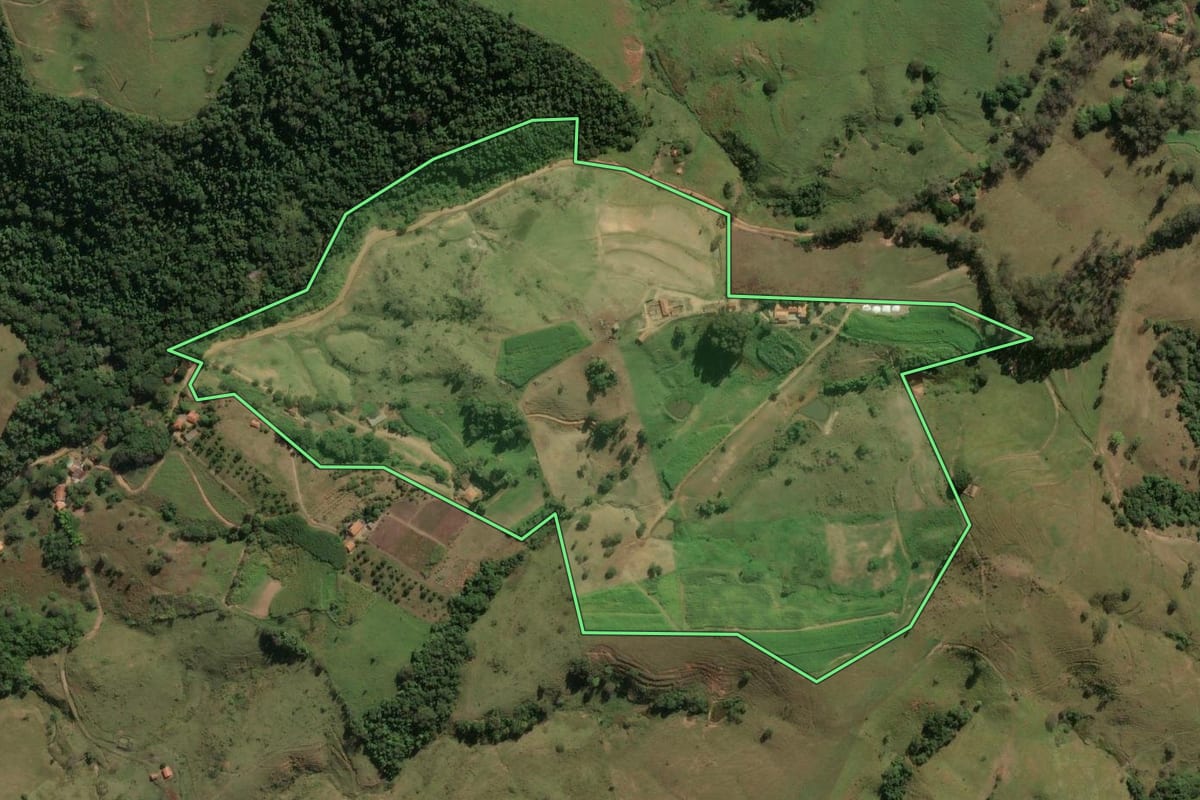 Imagem de satélite do imóvel rural em Itapira (SP), com o contorno declarado no CAR desenhado por cima.