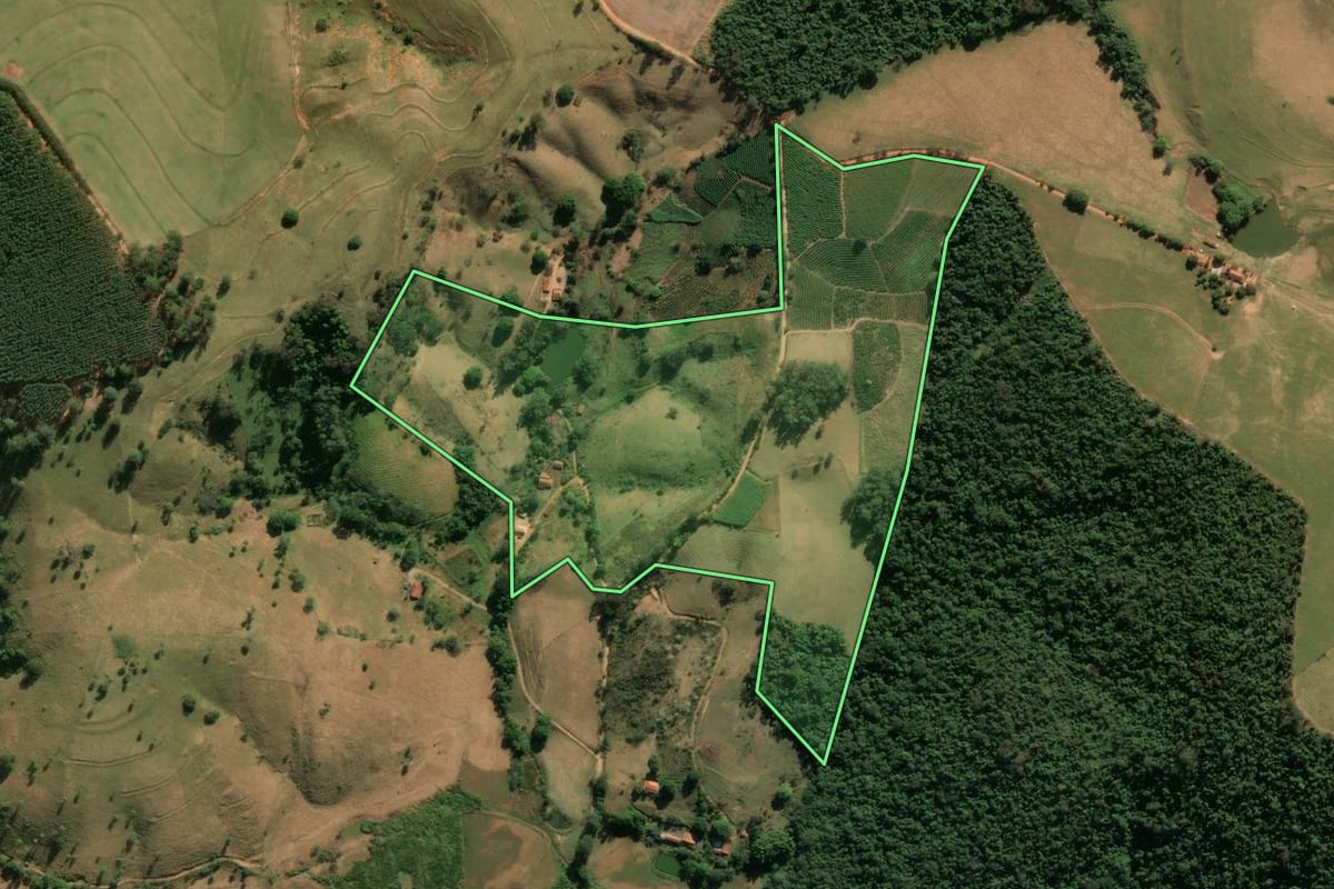 Imagem de satélite do imóvel rural em Itapira (SP), com o contorno declarado no CAR desenhado por cima.