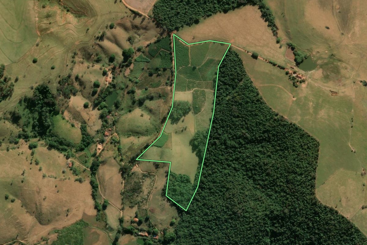 Imagem de satélite do imóvel rural em Itapira (SP), com o contorno declarado no CAR desenhado por cima.