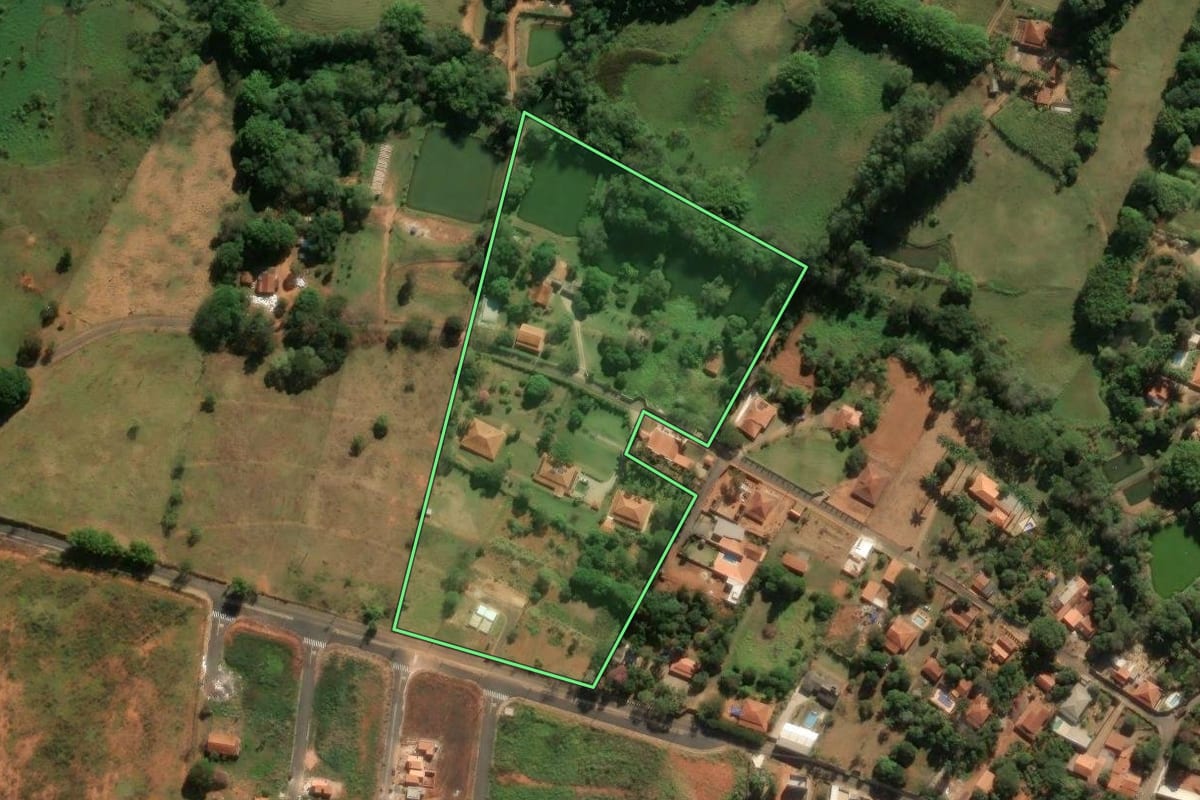 Imagem de satélite do imóvel rural em Itapira (SP), com o contorno declarado no CAR desenhado por cima.