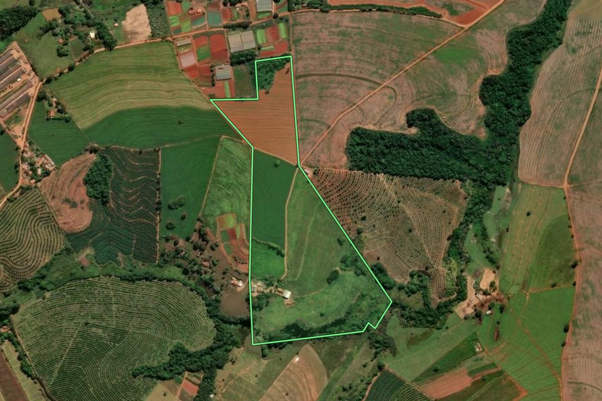 Imagem de satélite do imóvel rural em Itapira (SP), com o contorno declarado no CAR desenhado por cima.