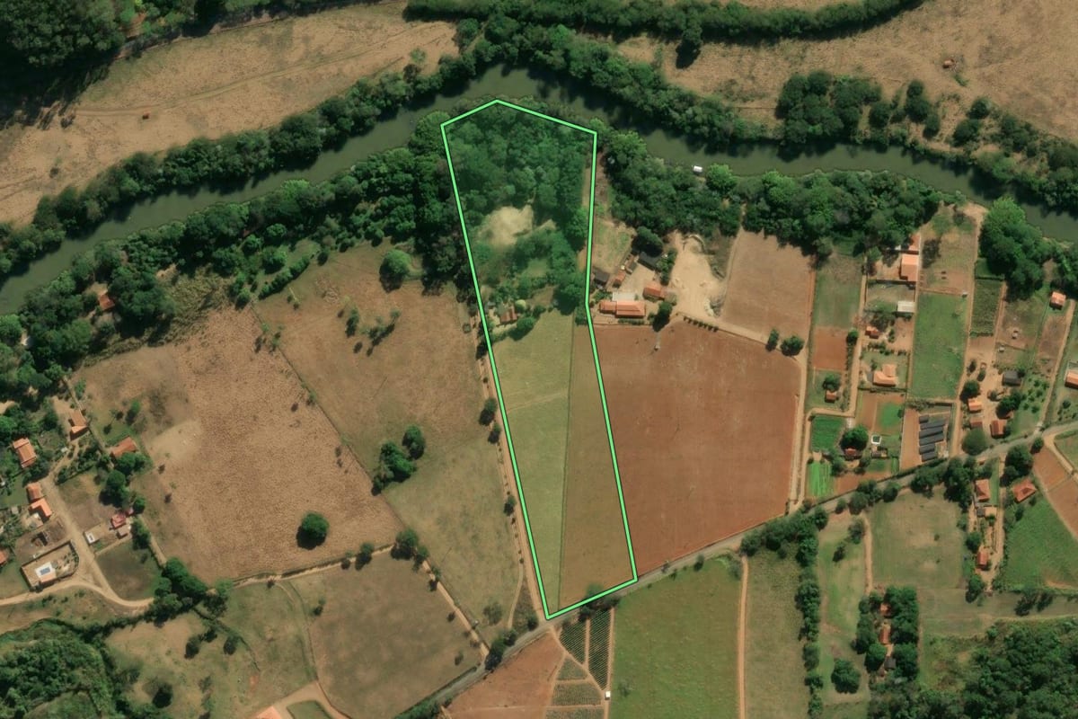 Imagem de satélite do imóvel rural em Itapira (SP), com o contorno declarado no CAR desenhado por cima.
