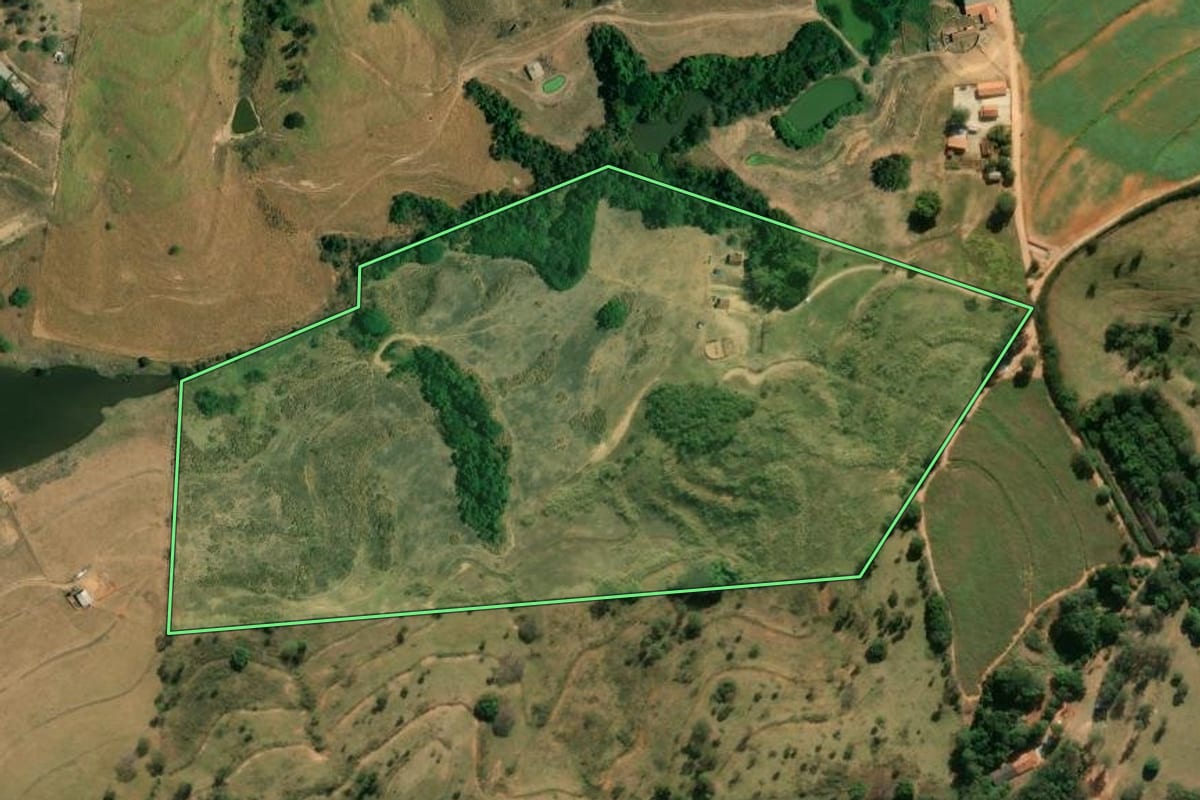 Imagem de satélite do imóvel rural em Itapira (SP), com o contorno declarado no CAR desenhado por cima.