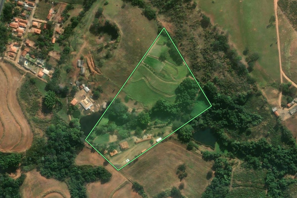 Imagem de satélite do imóvel rural em Itapira (SP), com o contorno declarado no CAR desenhado por cima.