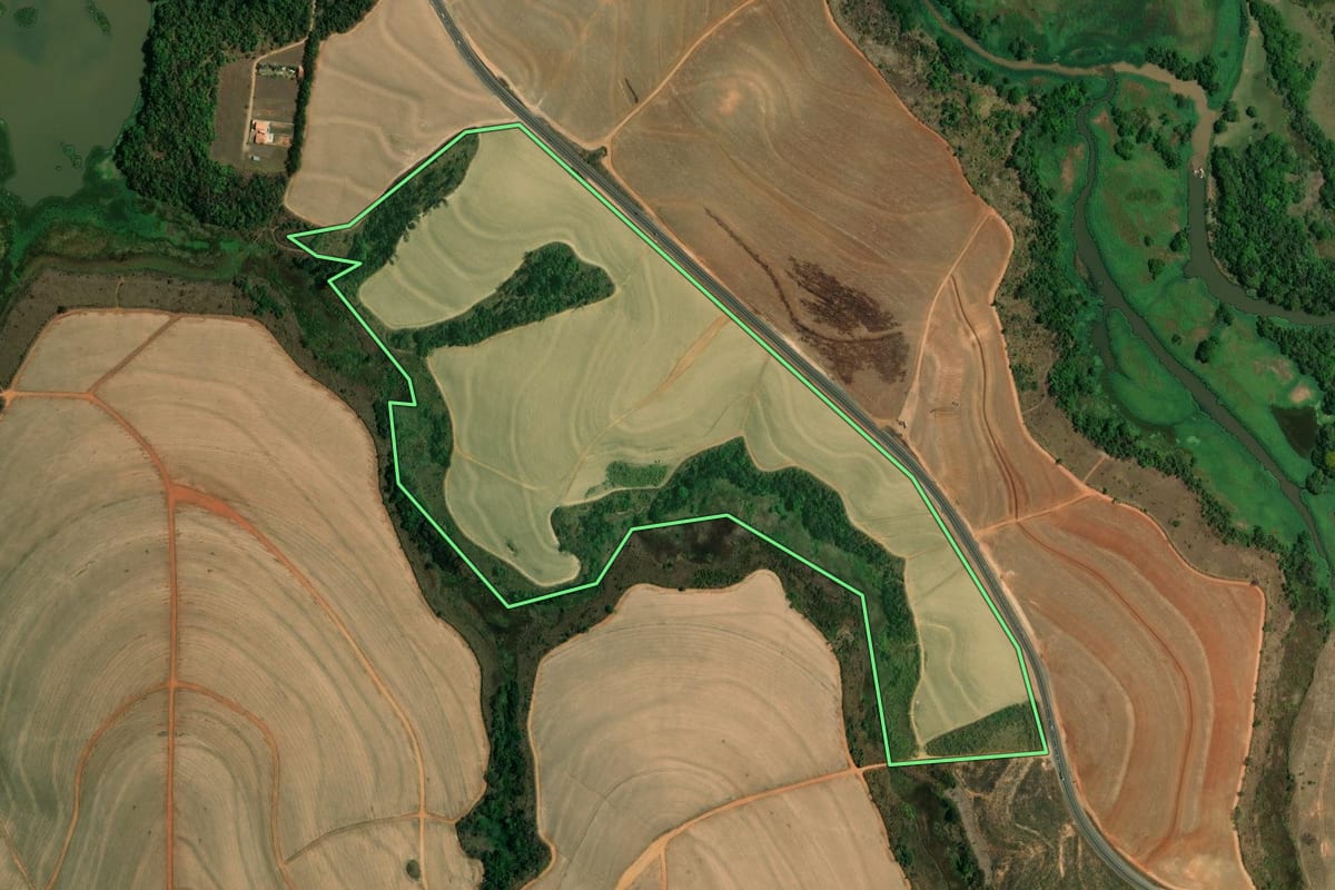 Imagem de satélite do imóvel rural em Itapira (SP), com o contorno declarado no CAR desenhado por cima.