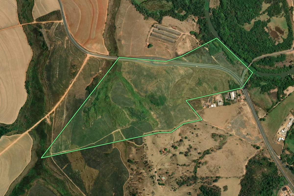 Imagem de satélite do imóvel rural em Itapira (SP), com o contorno declarado no CAR desenhado por cima.