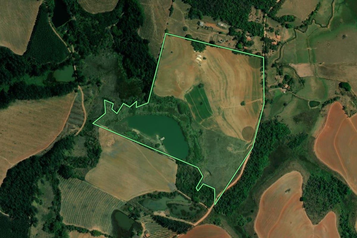 Imagem de satélite do imóvel rural em Itapira (SP), com o contorno declarado no CAR desenhado por cima.