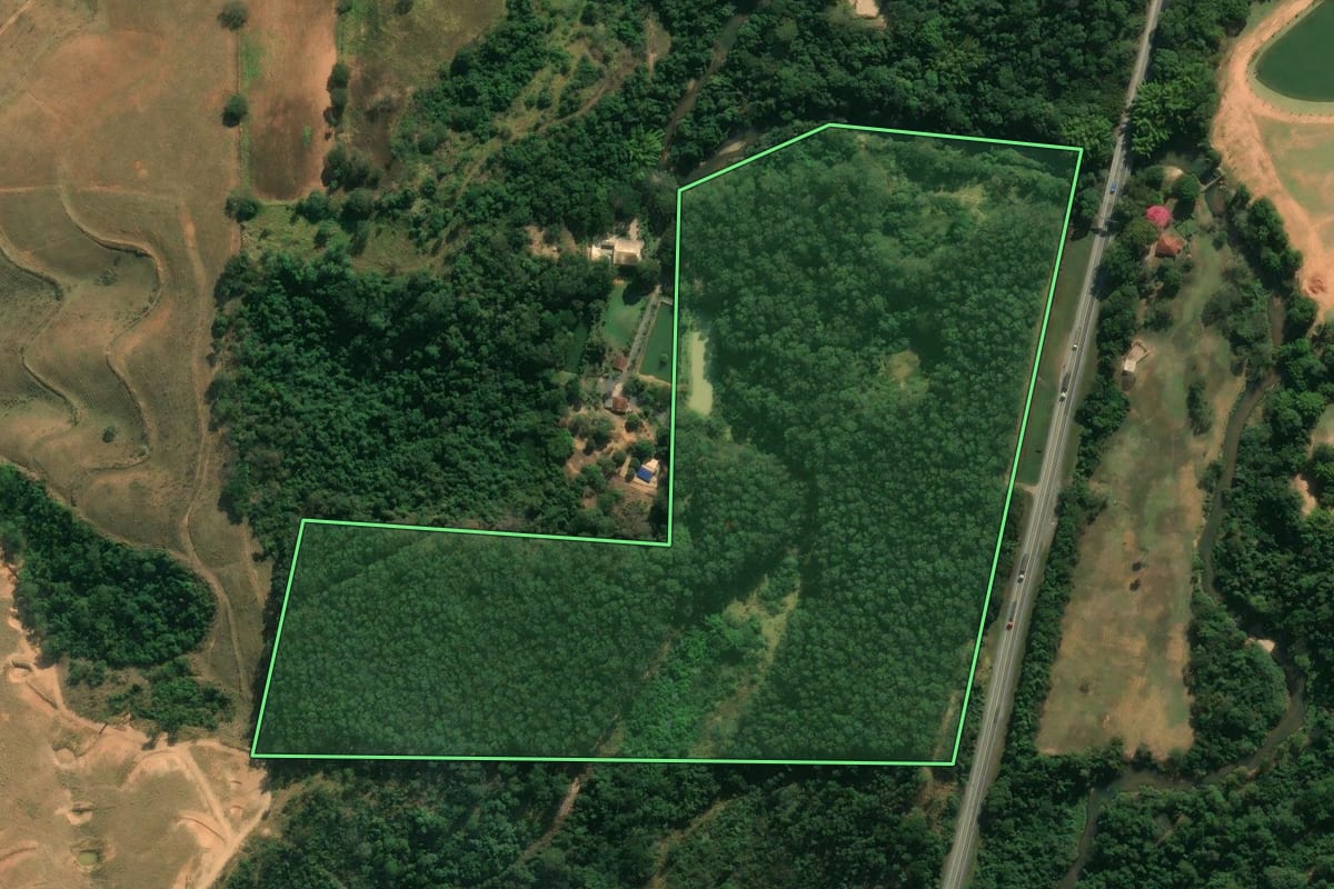 Imagem de satélite do imóvel rural em Itapira (SP), com o contorno declarado no CAR desenhado por cima.