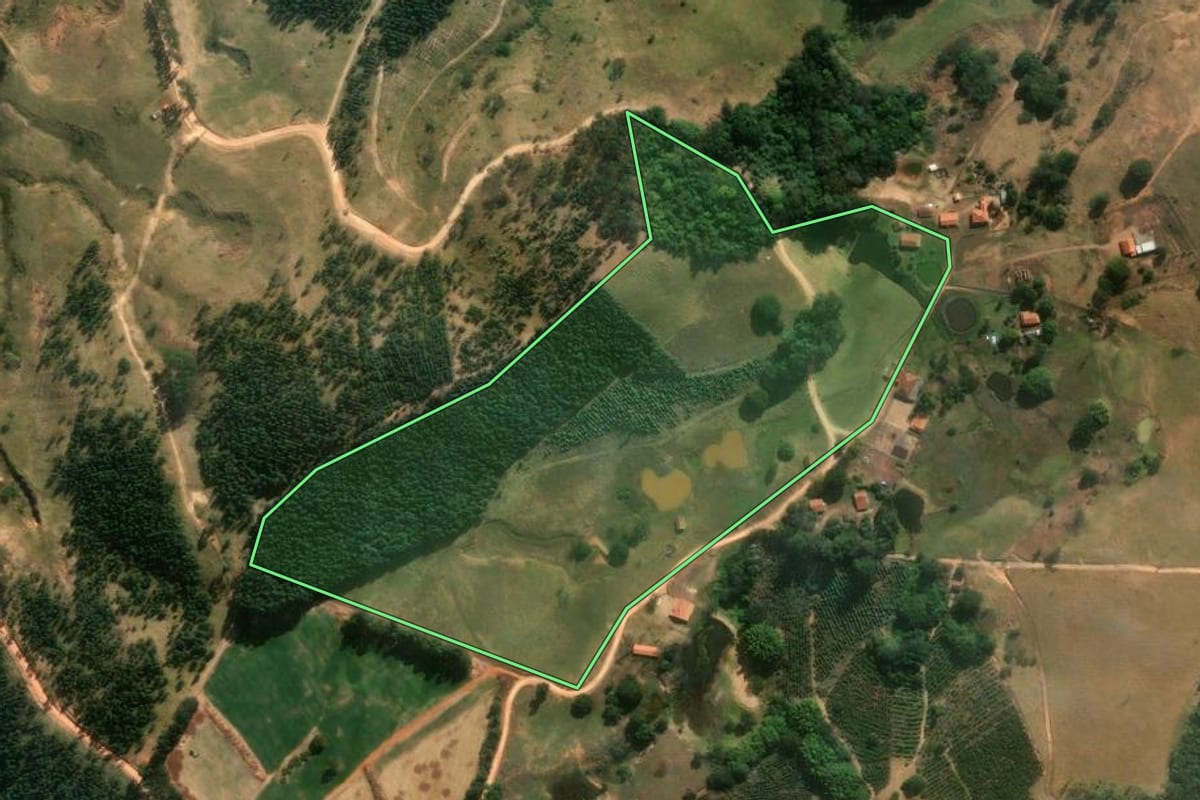 Imagem de satélite do imóvel rural em Itapira (SP), com o contorno declarado no CAR desenhado por cima.