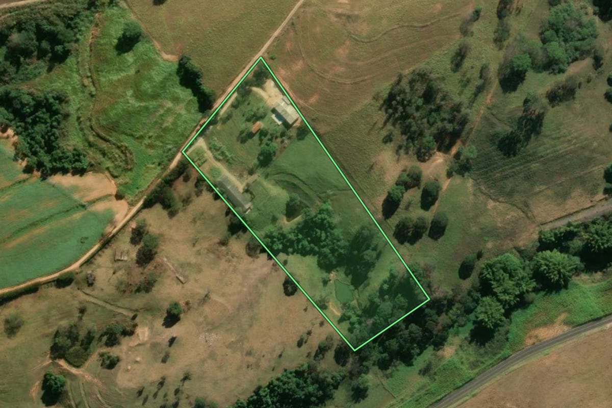 Imagem de satélite do imóvel rural em Itapira (SP), com o contorno declarado no CAR desenhado por cima.