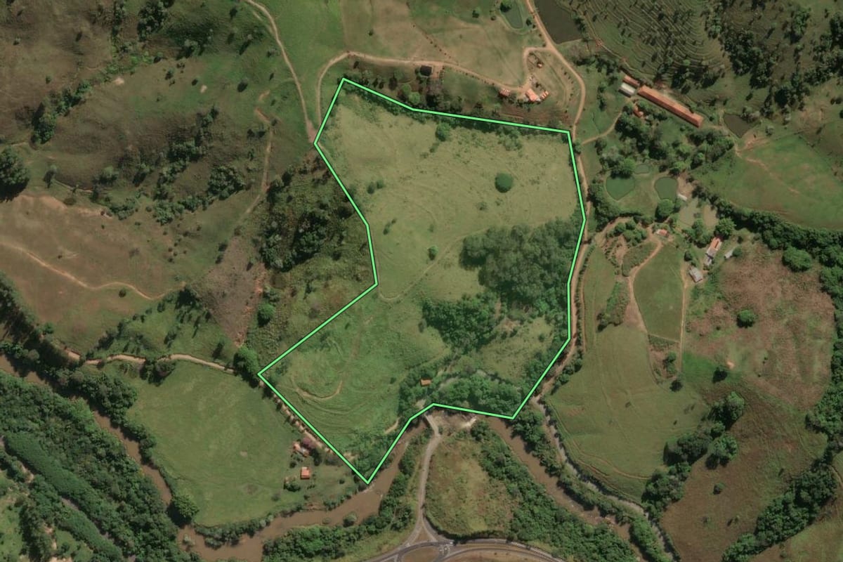 Imagem de satélite do imóvel rural em Itapira (SP), com o contorno declarado no CAR desenhado por cima.