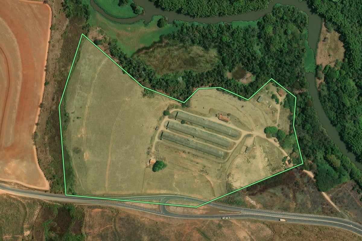 Imagem de satélite do imóvel rural em Itapira (SP), com o contorno declarado no CAR desenhado por cima.
