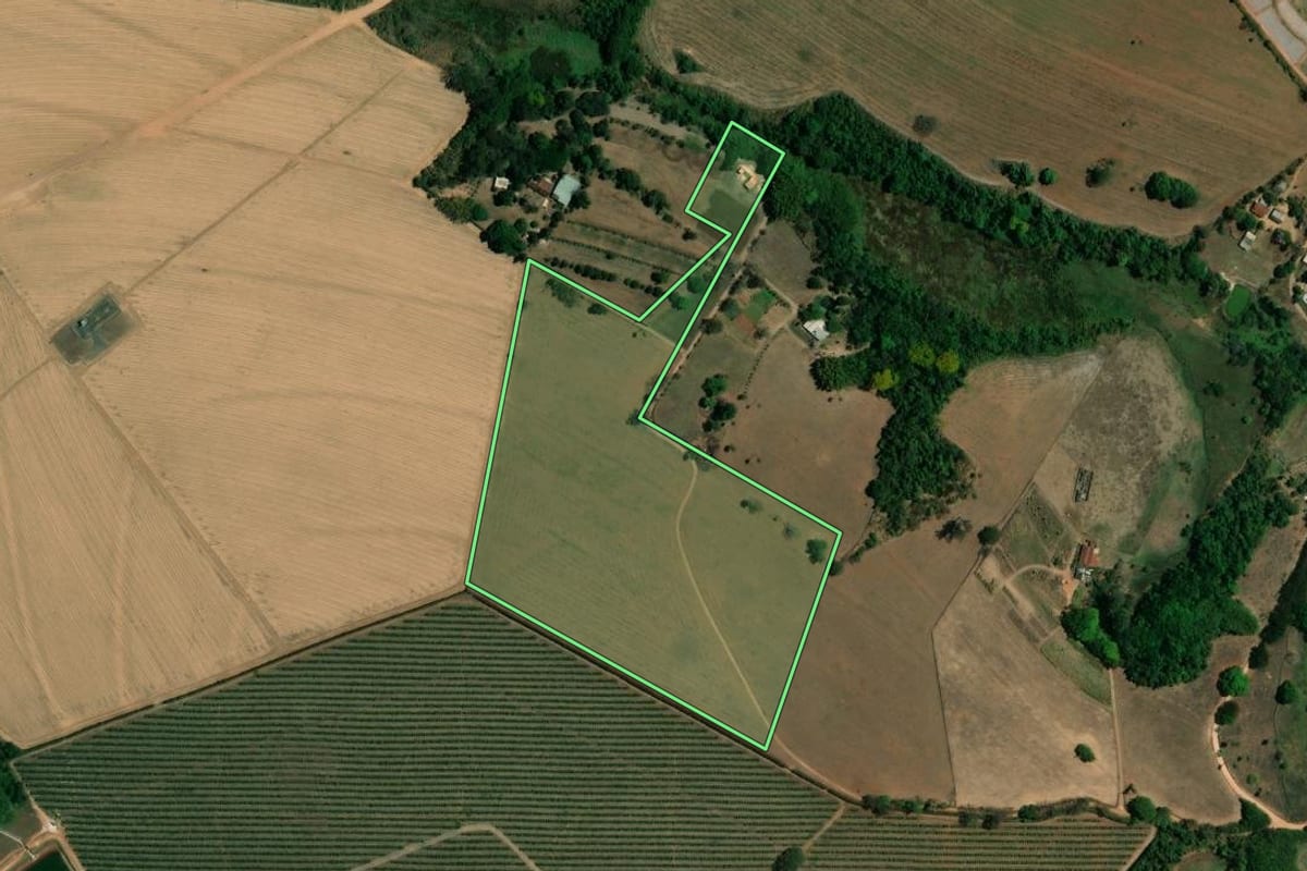 Imagem de satélite do imóvel rural em Mogi Mirim (SP), com o contorno declarado no CAR desenhado por cima.